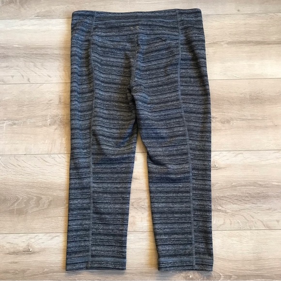 Under Armour heathered grey crops capris - Picture 2 of 5